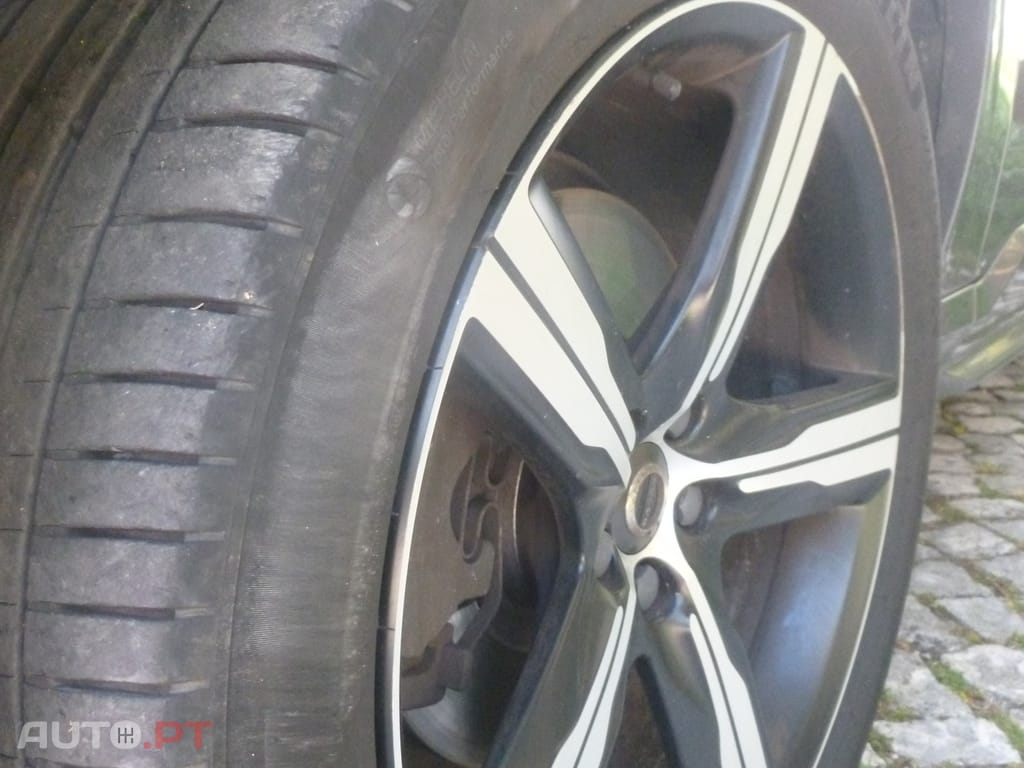 Volvo XC90 2.0 D4 R-Design Auto