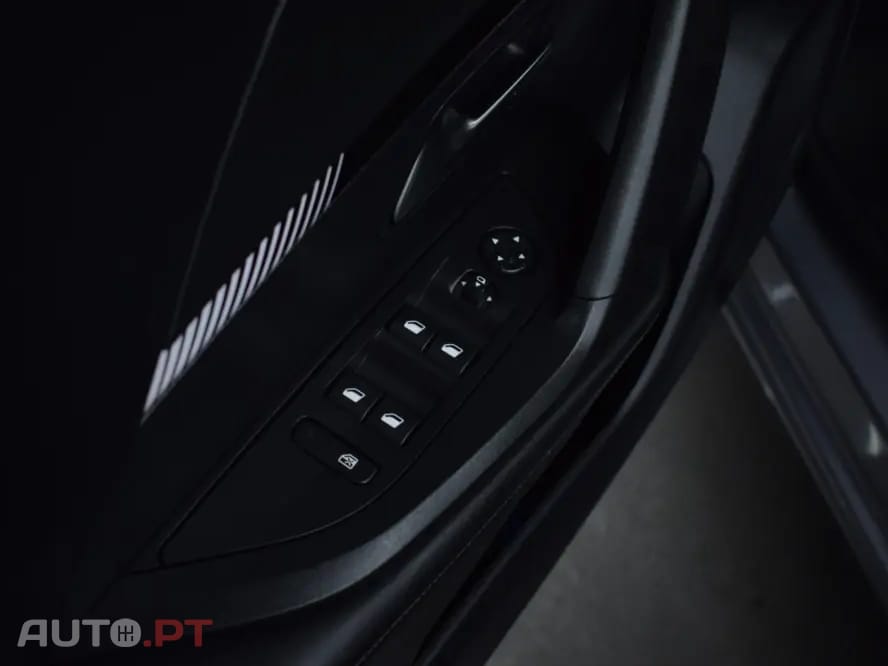 Peugeot 2008 1.2 PureTech Allure EAT8