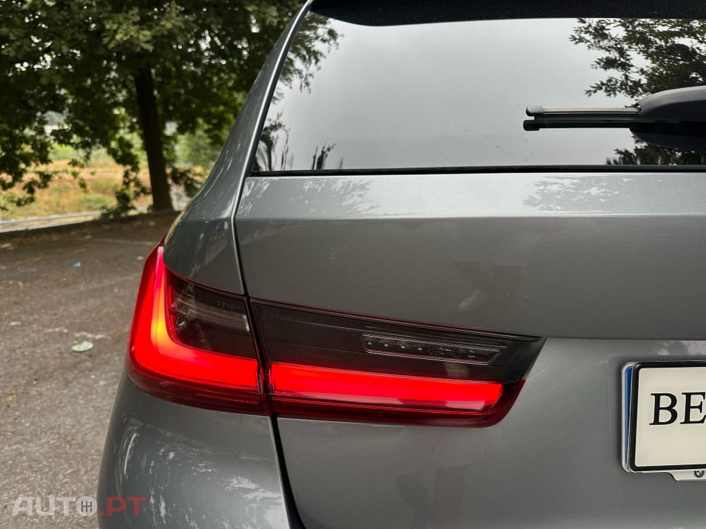 BMW 330 e Touring Pack Desportivo M Auto