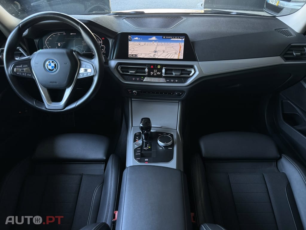 BMW 330 e Touring Auto