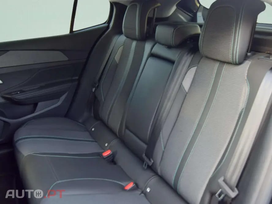Peugeot 408 1.2 Hybrid Allure e-DCS6