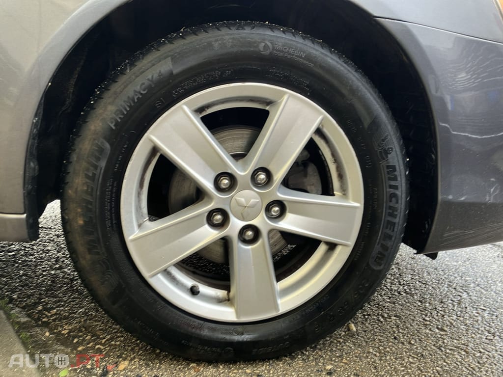 Mitsubishi Lancer 1.5 Invite