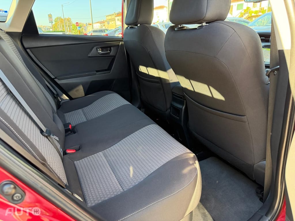 Toyota Auris 1.8 HSD Comfort +P.Sport+Navi