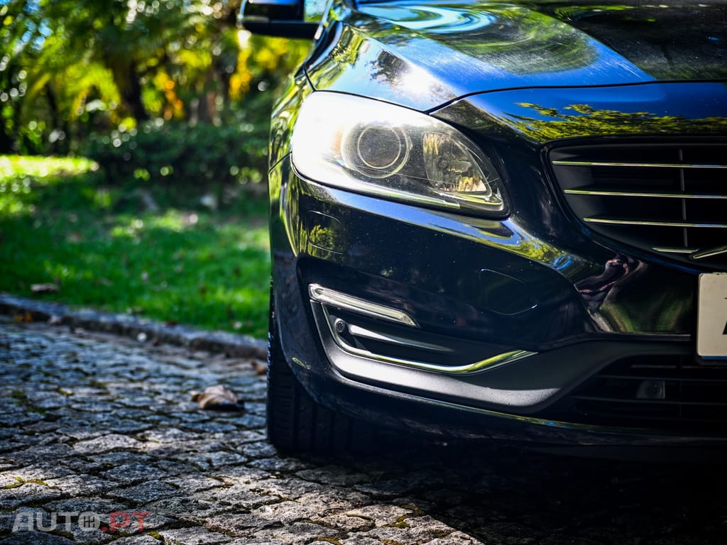 Volvo V60 2.4 D6 R-Design Momentum AWD Phev