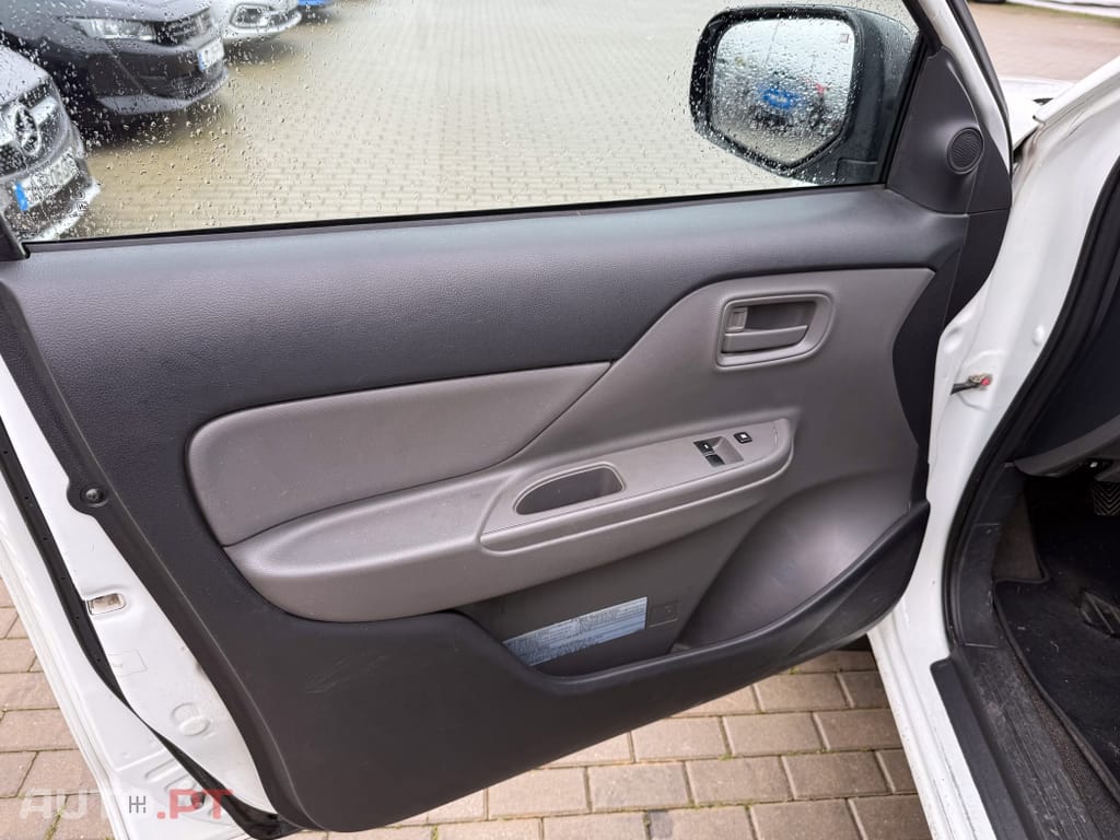 Mitsubishi L200 2.4 DI-D CD Invite 4WD