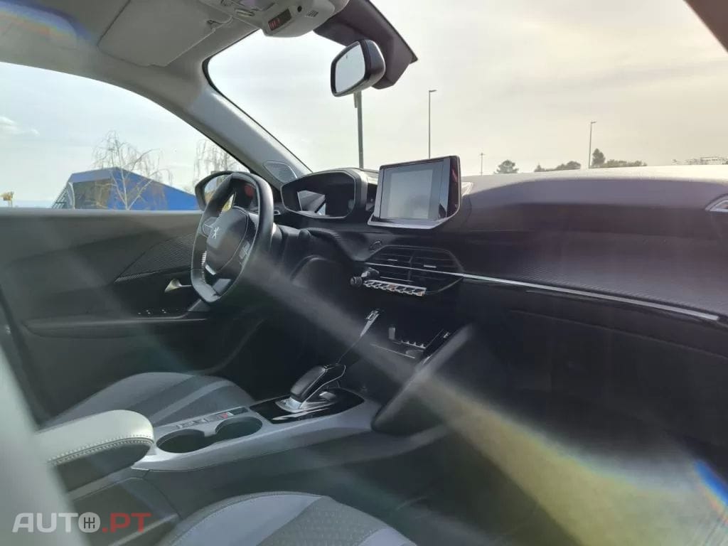 Peugeot E-2008 50 kWh Allure Pack