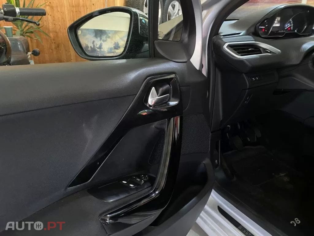 Peugeot 208 1.2 VTi SE Style