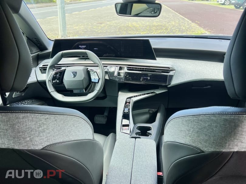 Peugeot e-3008 73 kWh Allure — fotografia 13