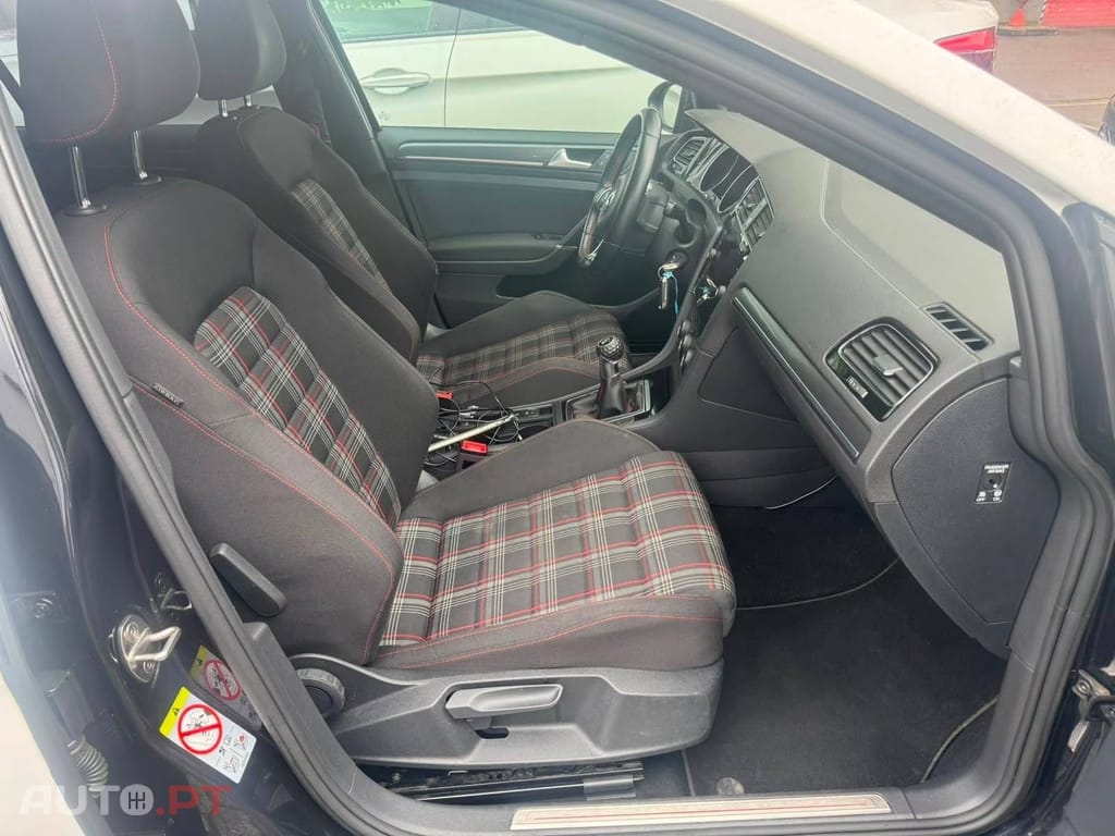 Volkswagen Golf 2.0 TSI GTI