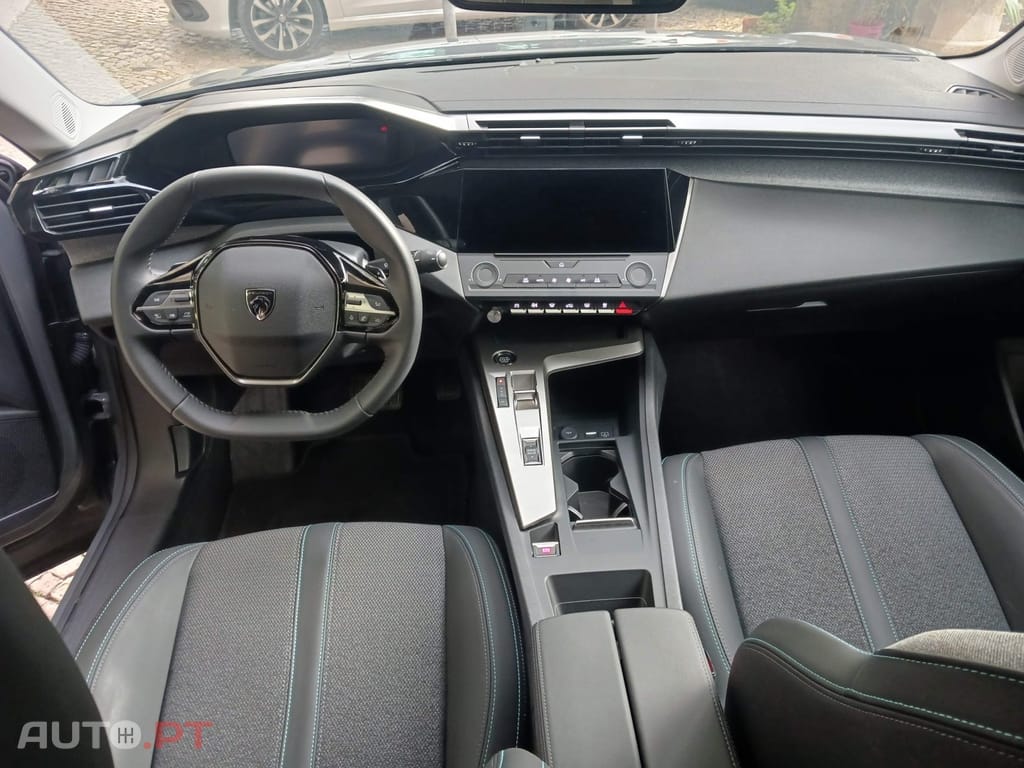 Peugeot 408 1.2 Hybrid Allure e-DCS6