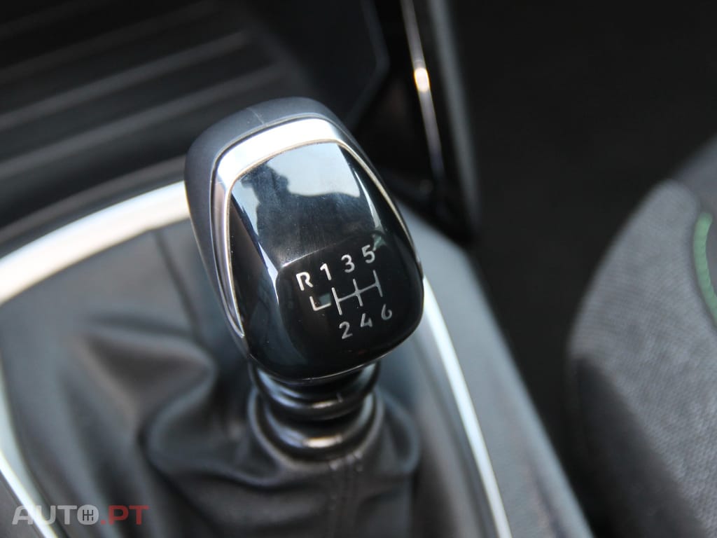 Peugeot 2008 1.2 PureTech Active — fotografia 12