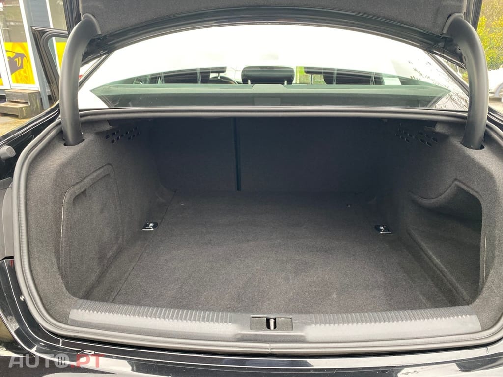 Audi A4 2.0 TDI Business Line S-line