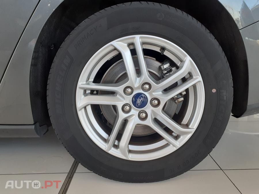 Ford Focus SW 1.5 TDCi EcoBlue Business — fotografia 32