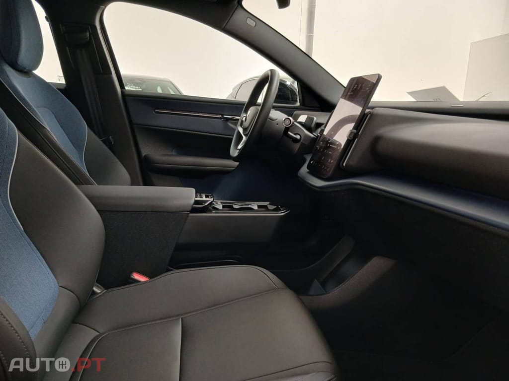 Volvo EX30 69 kWh Single Motor Extended Range Black Edition
