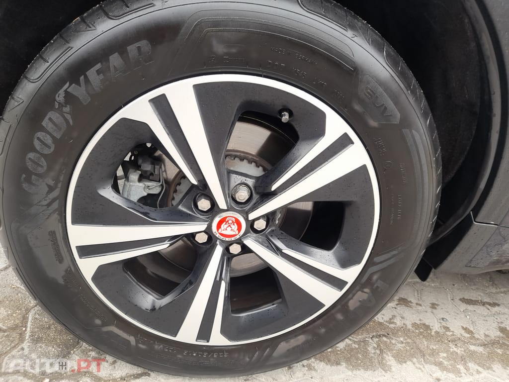 Jaguar E-Pace P300