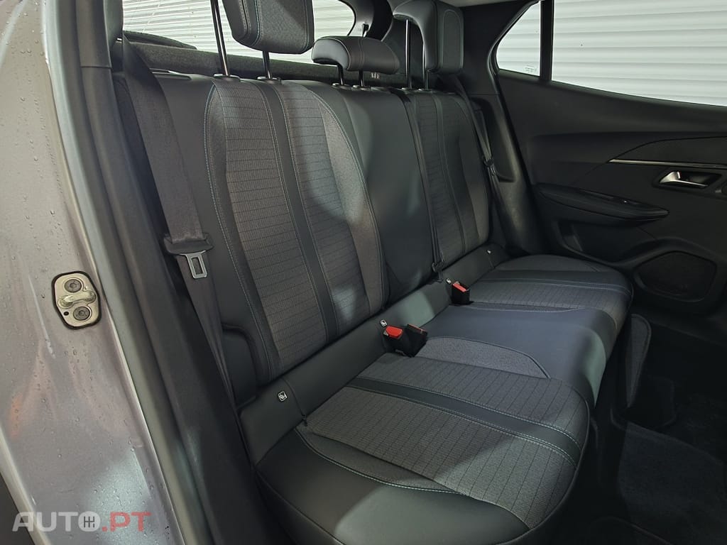 Peugeot E-2008 50 kWh Allure