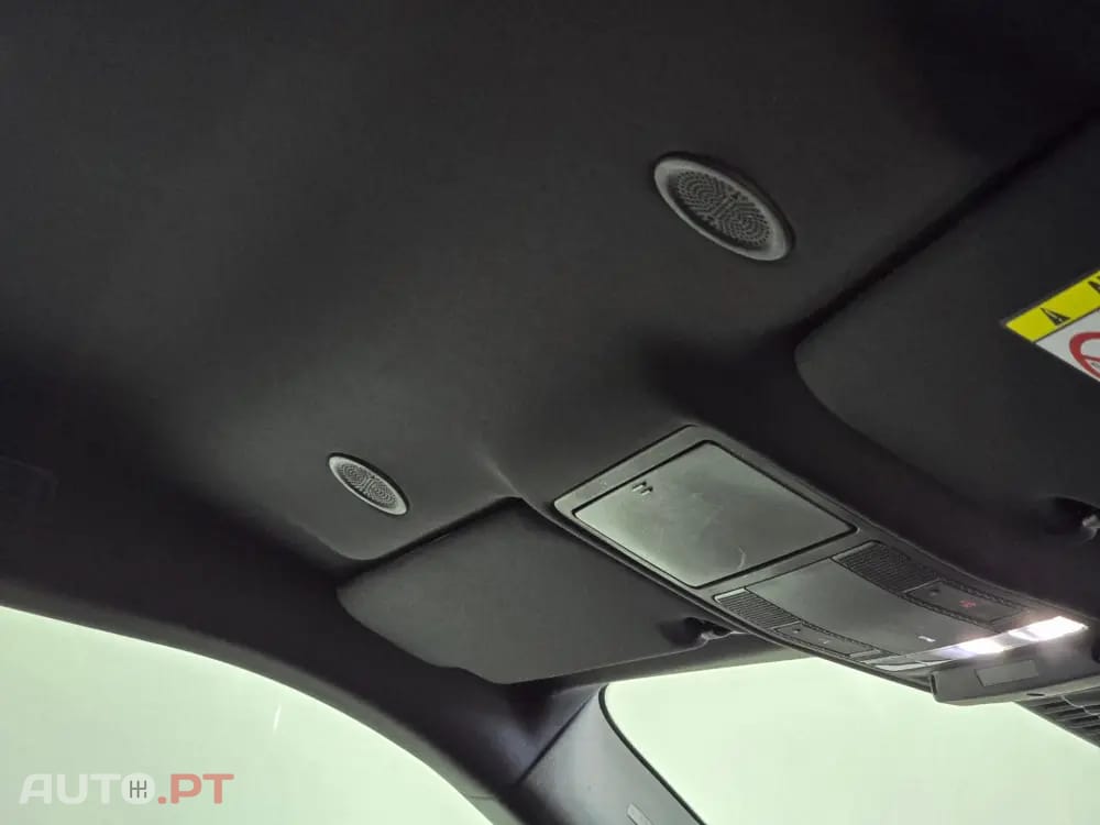 Land Rover Evoque P300e R-Dynamic
