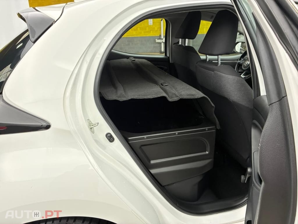 Toyota Yaris 1.5 Hybrid Dynamic Business + Zero Academy