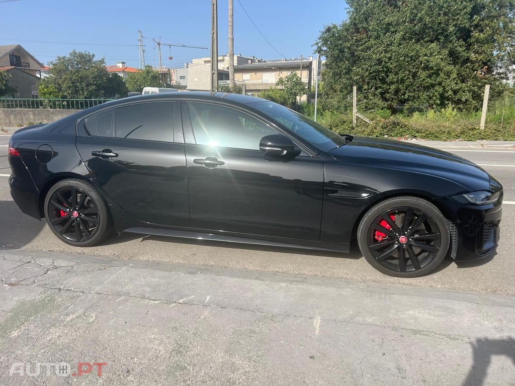 Jaguar XE 2.0 D200 R-Dynamic Black