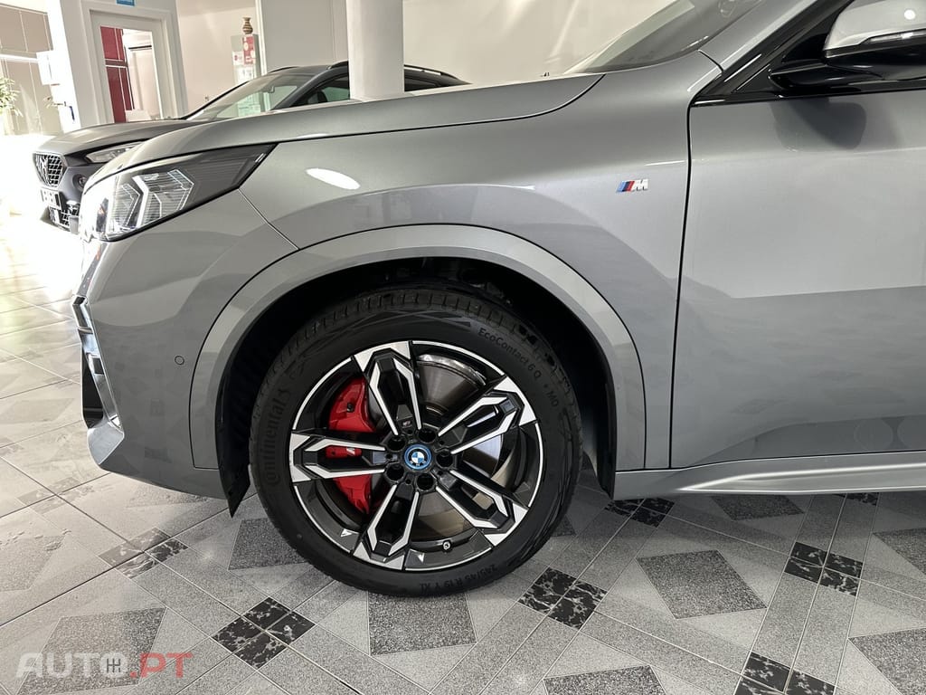 BMW iX2 eDrive20 Pack Desportivo M