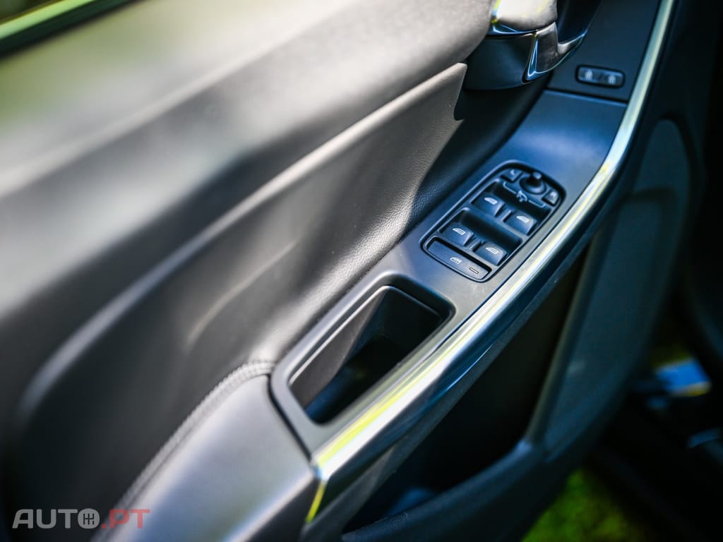 Volvo V60 2.4 D6 R-Design Momentum AWD Phev