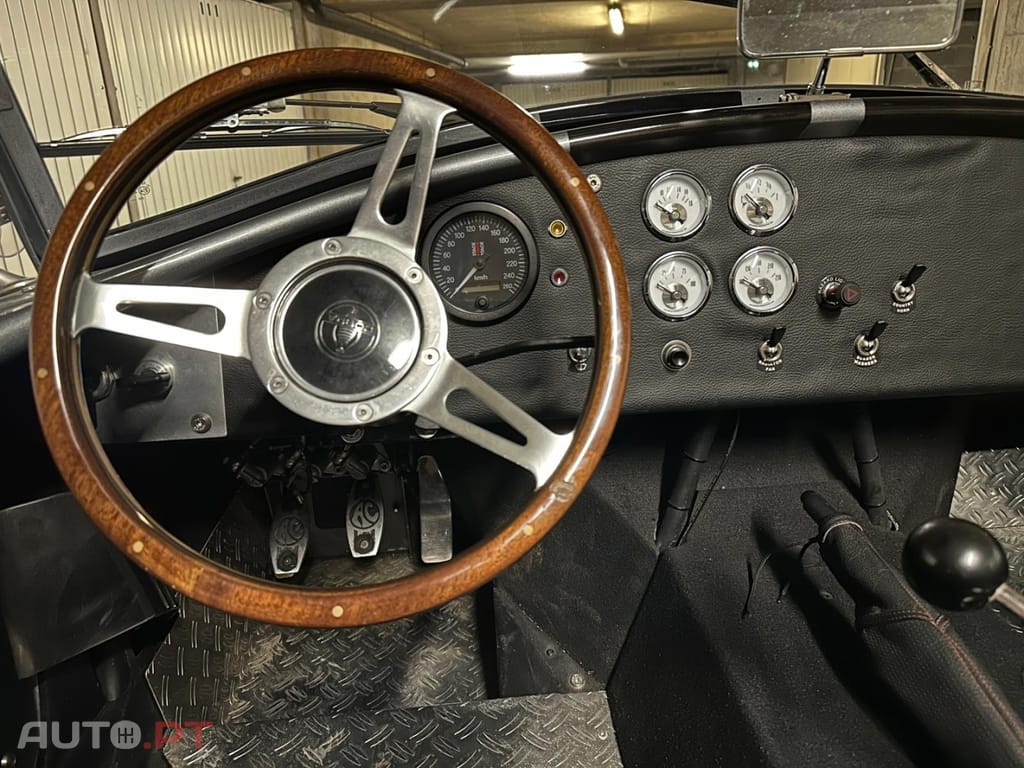 AC Cobra V8