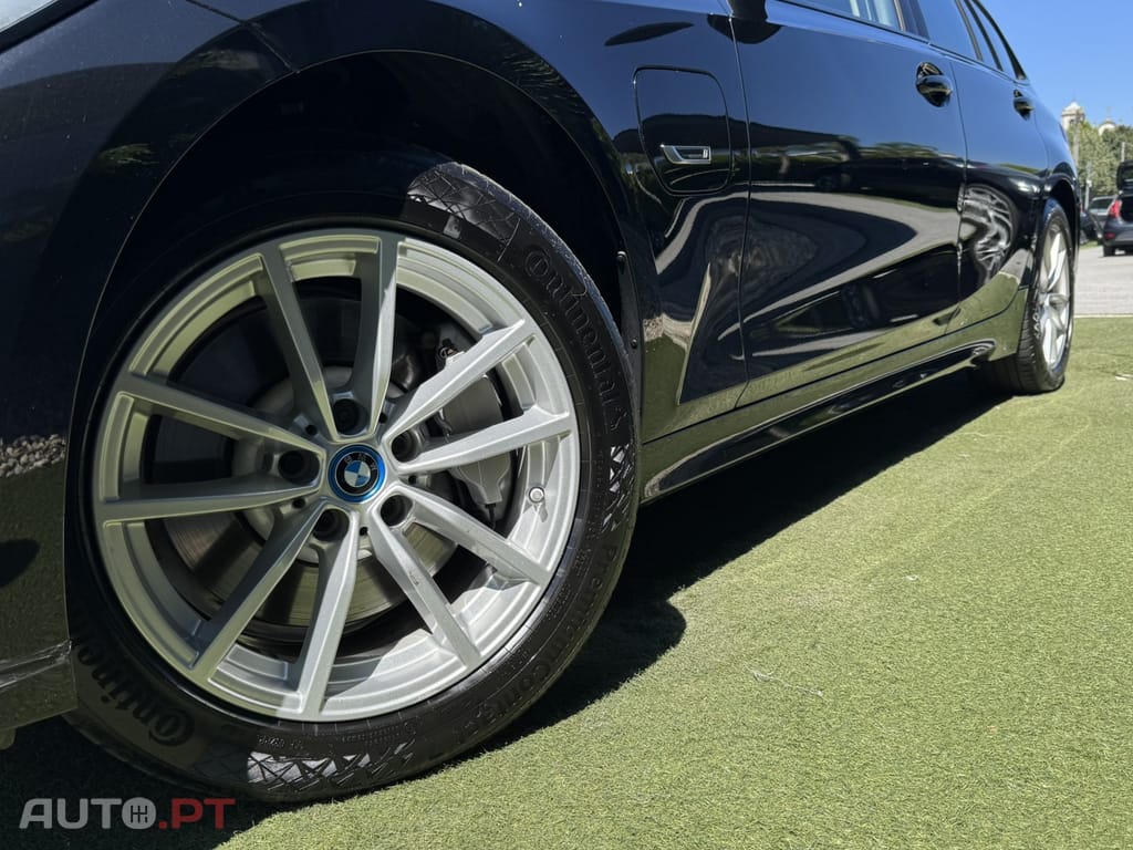 BMW 330 e Touring Auto