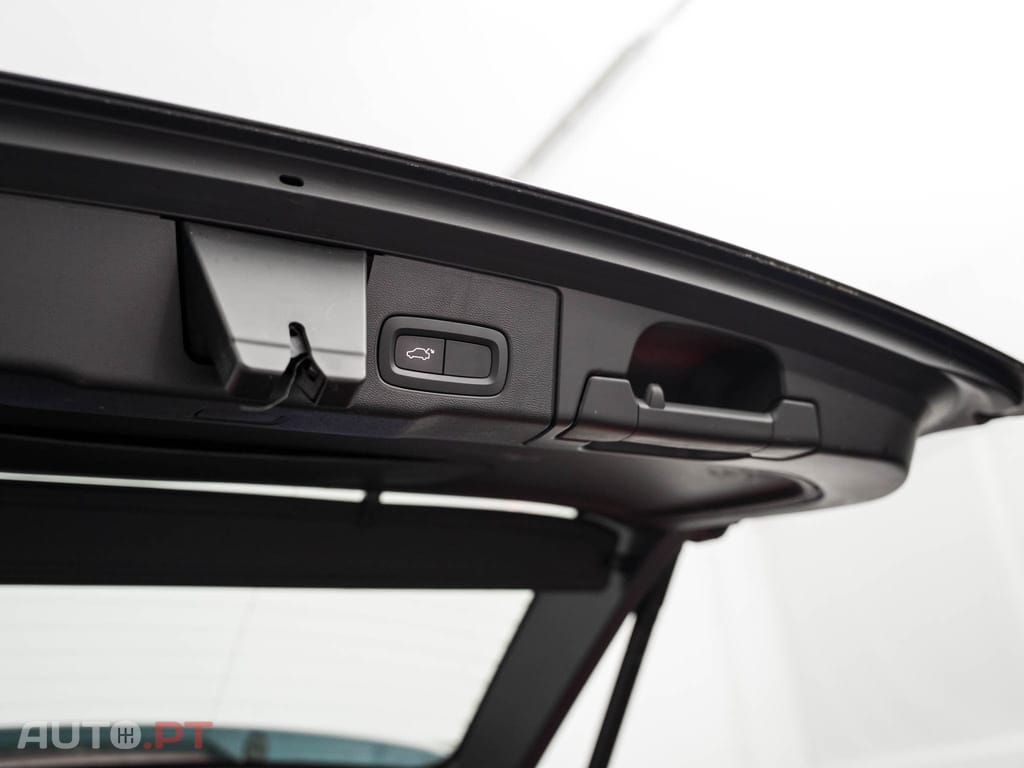 Volvo XC60 2.0 T8 PHEV Momentum Plus AWD
