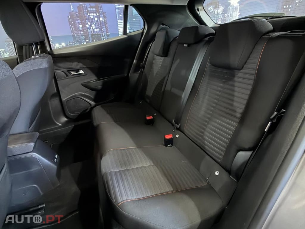 Peugeot E-2008 50 kWh Active