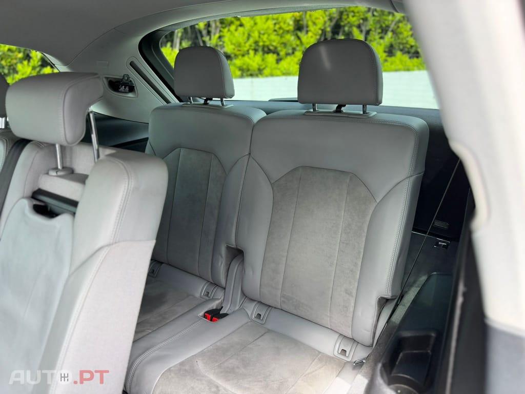 Audi Q7 3.0 TDI quattro tiptronic 7L