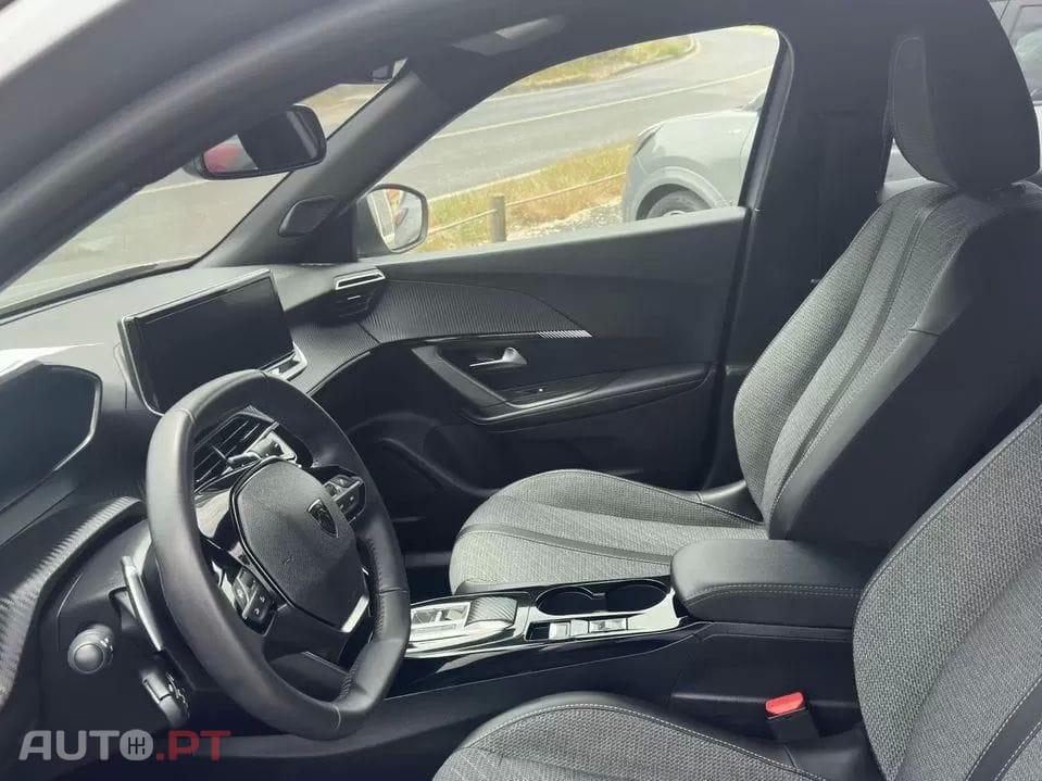 Peugeot 2008 1.2 Hybrid Allure e-DCS6