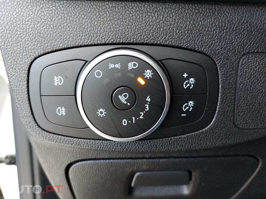 Ford Focus 1.5 TDCi ECOBlue Titanium Aut. — fotografia 13