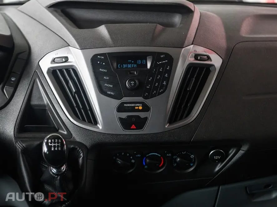 Ford Transit Custom Adaptada p/ 3 cadeiras de rodas