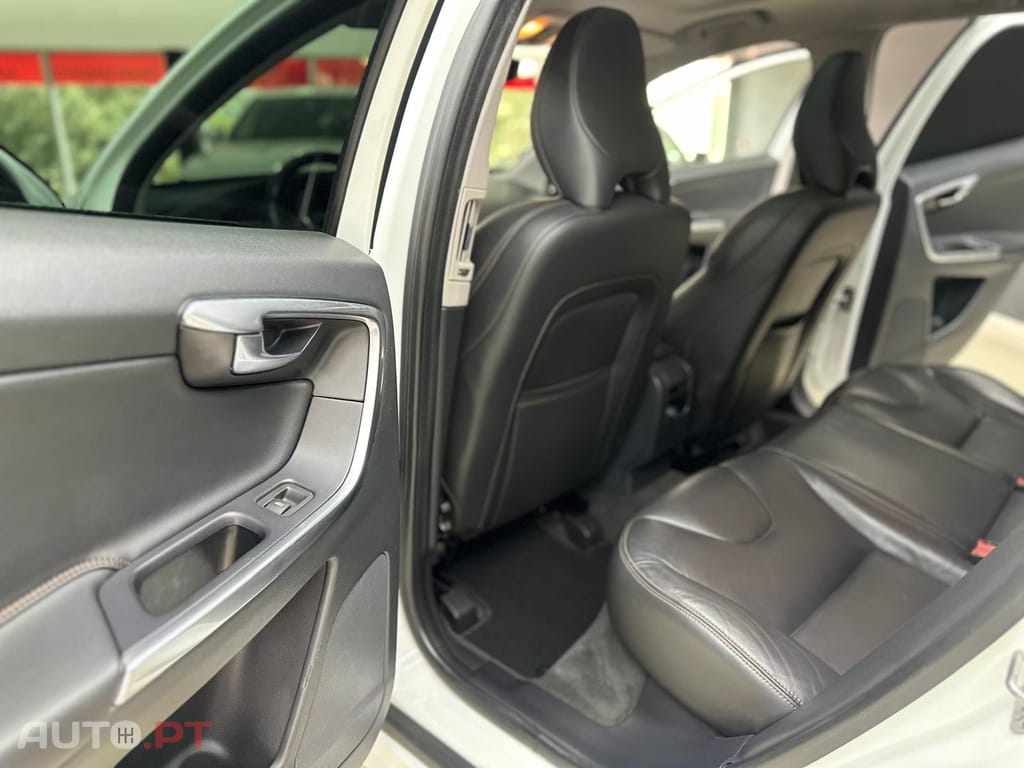 Volvo XC60 2.0 D4 R-Design Momentum