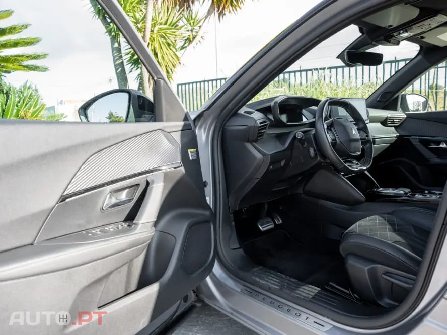 Peugeot E-2008 50 kWh GT