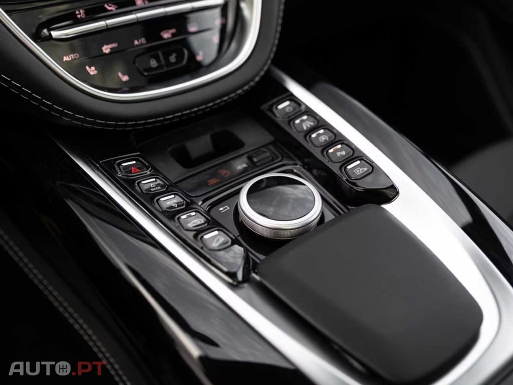 Aston Martin DBX V8