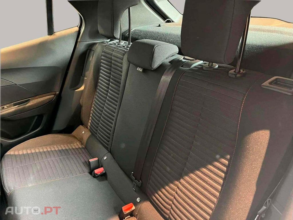 Peugeot E-2008 Active 