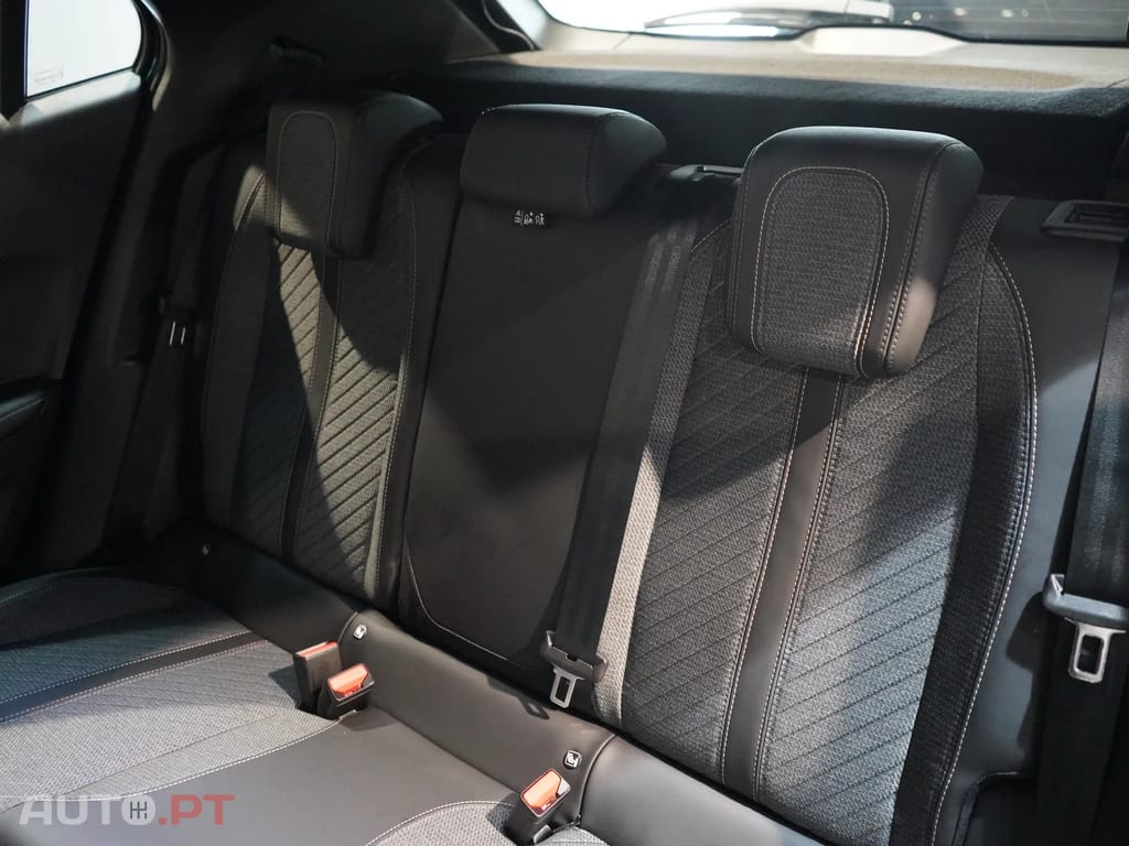 Peugeot 2008 1.2 Hybrid Allure e-DCS6