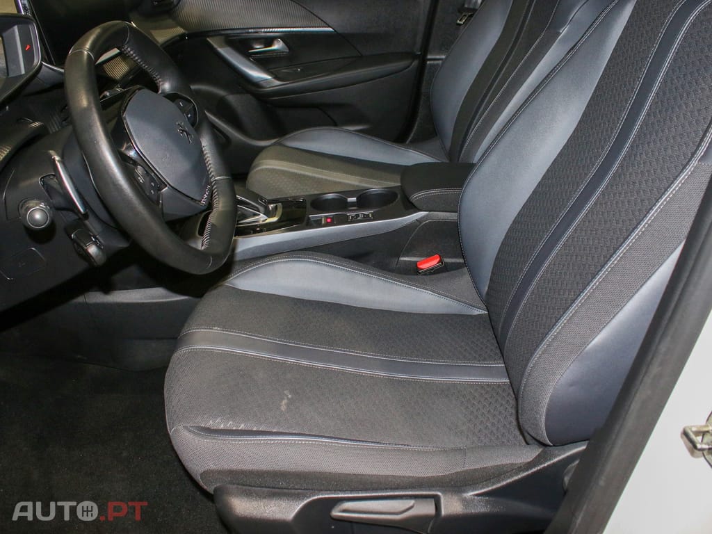 Peugeot 2008 1.2 PureTech Allure EAT8