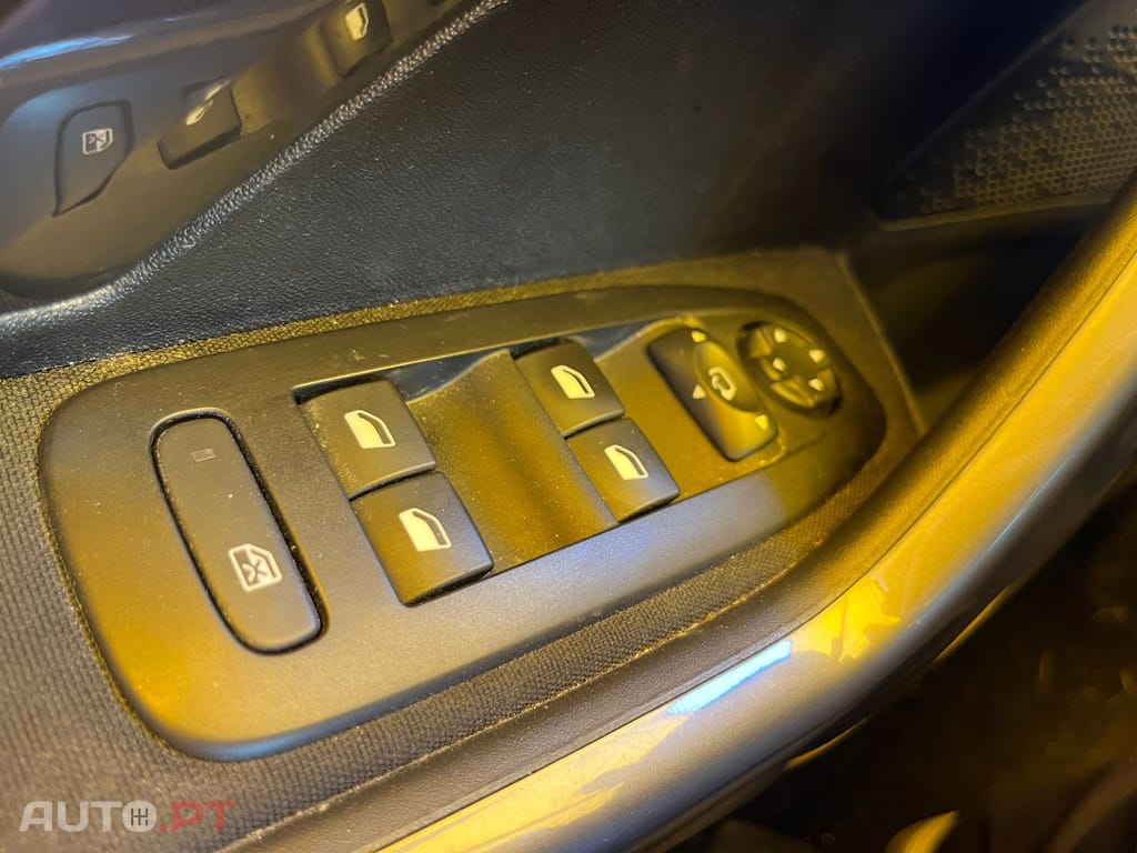Peugeot 2008 1.2 e-VTi Style