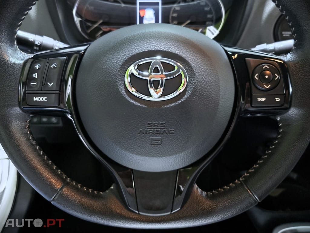 Toyota Yaris 1.5 HSD Comfort — fotografia 17