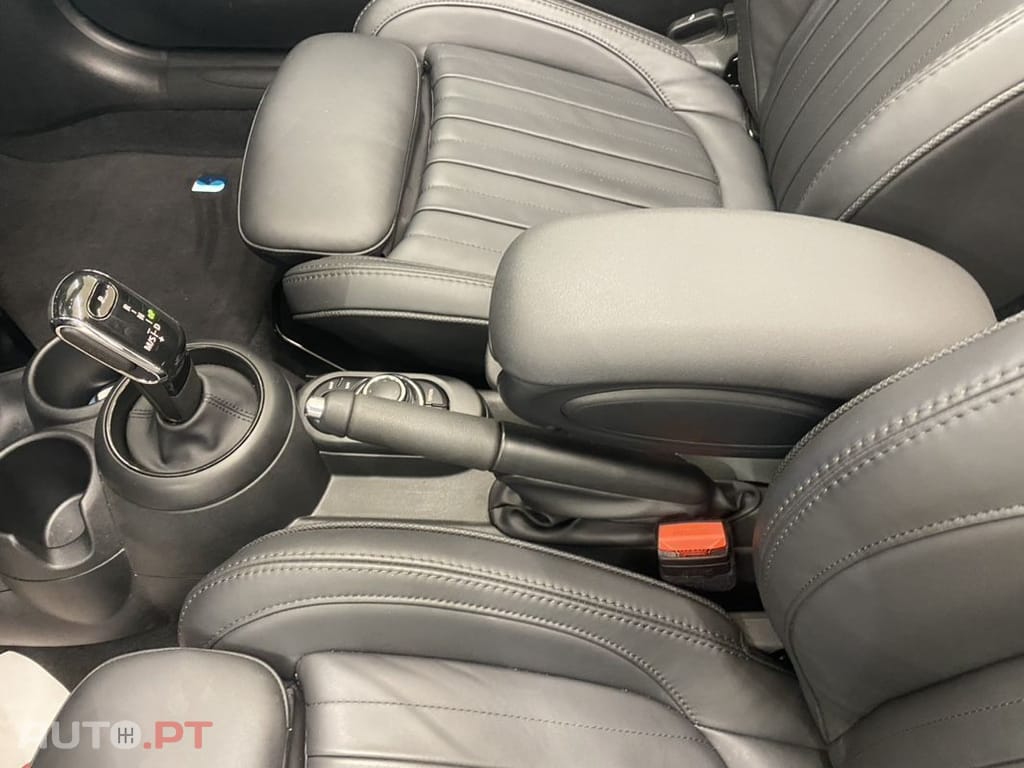 MINI Cooper Premium Plus Classic Auto