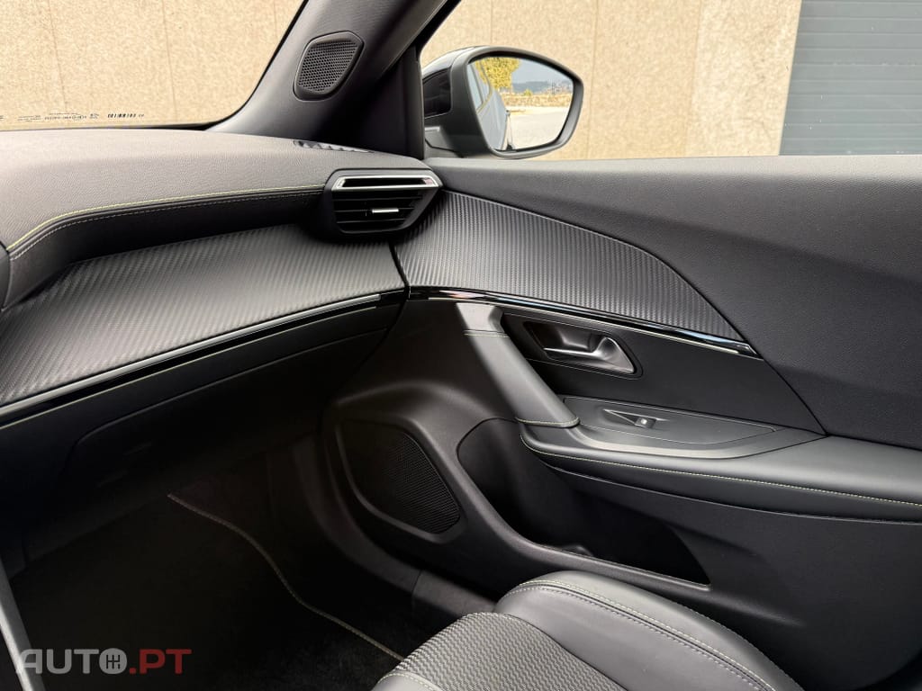 Peugeot 2008 1.2 PureTech GT EAT8