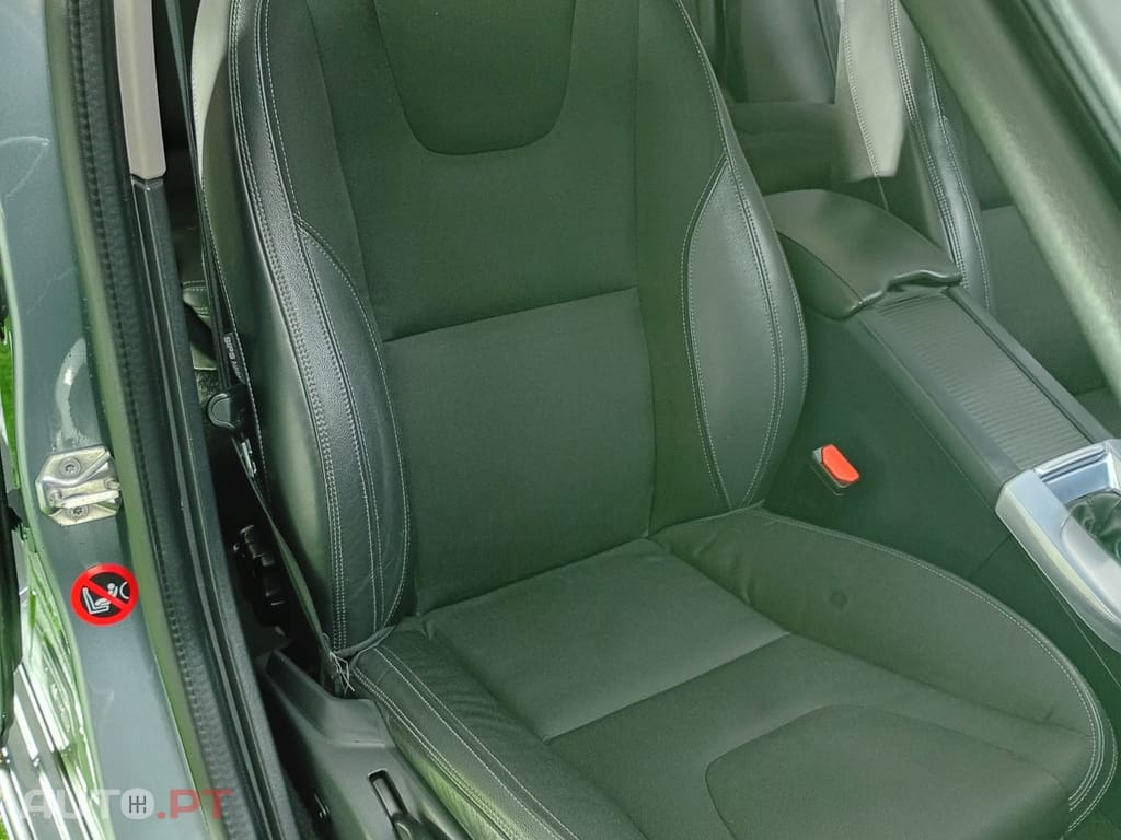 Volvo V60 2.0 D2 R-Design Momentum