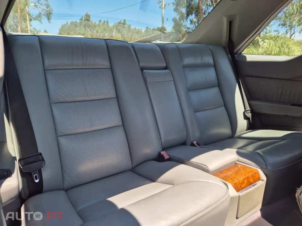 Mercedes-Benz 230 Outro