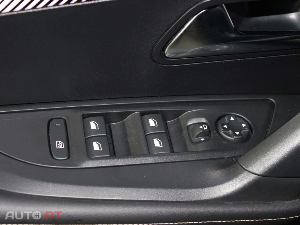 Peugeot 2008 1.2 Hybrid Allure e-DCS6