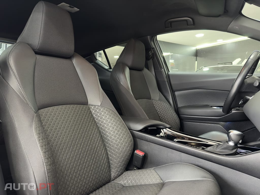 Toyota C-HR 2.0 Hybrid Square Collection