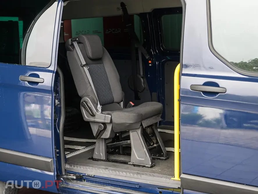 Ford Transit Custom Adaptada p/ 3 cadeiras de rodas