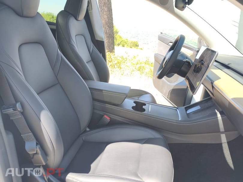 Tesla Model Y SR RWD — fotografia 17