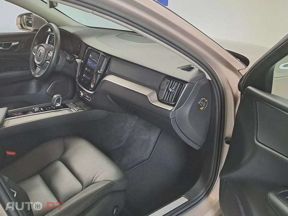 Volvo V60 2.0 B4 Momentum Core Geartronic